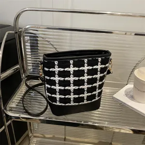 Στιλάτη γυναικεία τσάντα bucket από tweed σε μαύρο και λευκό, κομψή χιαστί τσάντα με PU δέρμα.