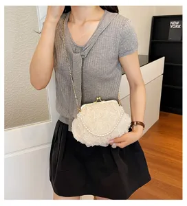 Trendy women's floral crossbody chain bag, chic kiss-lock shoulder purse for daily fashion.