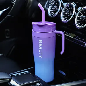 Verlopen tumbler beker met rietje en handvat, grote capaciteit draagbare beker voor sport.