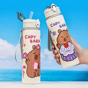 Detailweergave van de draagbare plastic waterfles met schattige capybara print en band.