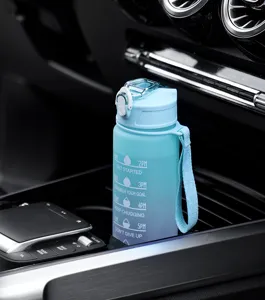 Botella de agua deportiva degradada azul con marcadores de tiempo y correa de transporte.