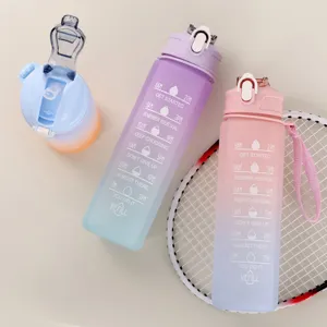 Botella de agua degradada con marcador de tiempo, pajita y cordón para deporte y fitness.