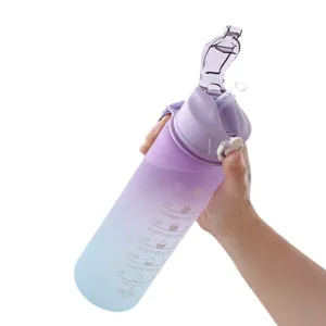 Botella de agua morada degradada con marcador de tiempo, pajita y correa para deportes.