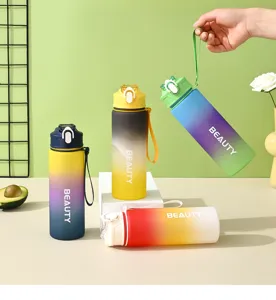 Gedetailleerd overzicht van kleurrijke plastic waterbekers met gradient design voor sport.