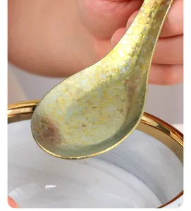 Cuchara de sopa china de fondo plano de puro titanio con patrones de cristales de hielo.