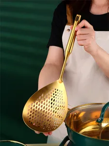 Espumadera de cocina de acero inoxidable dorado con colador de malla en gota.
