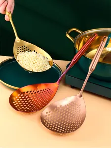 Vista detallada de la cuchara ranurada de acero inoxidable, colador de cocina con mango ergonómico.