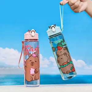 Draagbare plastic waterfles met schattige capibara print en draagriem voor sport.