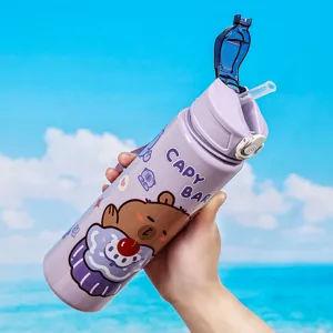 Kunststof waterfles met capybara print, draagbare sport drinkfles met handig rietje.