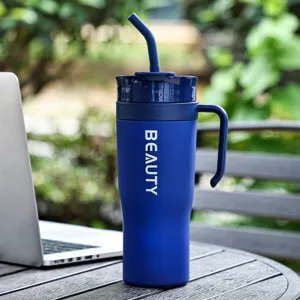 Grote blauwe reisbeker met handvat en rietje, eenvoudig draagbaar design voor dagelijks sportgebruik.