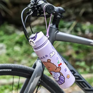 Draagbare plastic sportwaterfles met schattig capybara-cartoonontwerp en handige draagriem.