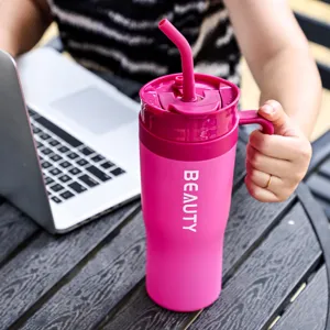 Roze beker met rietje en handvat in lifestyle omgeving, ideaal voor dagelijkse hydratatie.