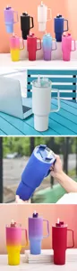 Großer isolierter Becher mit praktischem Henkel und Strohhalm, farbverlauf tragbare Wasserflasche.