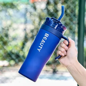 Gedetailleerd overzicht van grote blauwe sportwaterfles met rietje en handig handvat.
