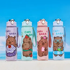 Draagbare plastic waterfles met schattige capybara-print voor kinderen en buitensporten.