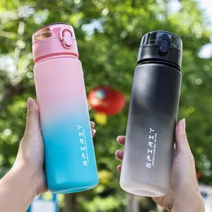 Botella de agua de plástico degradado con correa, ideal para deportes, estudiantes y parejas.
