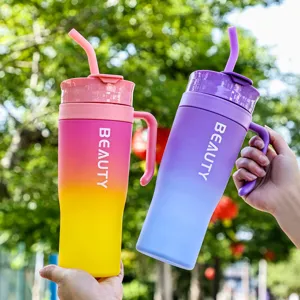 Gradiënt grote capaciteit plastic waterbeker met rietje voor sport en dagelijks gebruik.