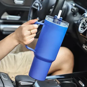 Großer Auto-Trinkbecher mit Henkel und Strohhalm, tragbarer Isolierbecher für unterwegs.