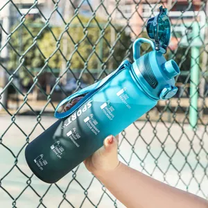 Große Sport-Wasserflasche mit Zeitmarkierungen und Trageband aus blauem Gradienten-Kunststoff.