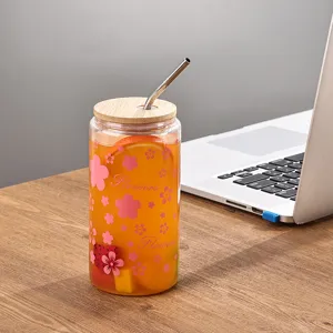 Glasbecher mit Bambusdeckel und Strohhalm, süßes Blumenmuster, Desktop-Hauptproduktansicht.