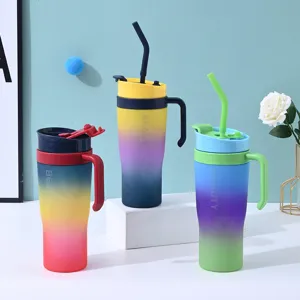 Grande bicchiere con manico e cannuccia, tazza con colore sfumato per ufficio e viaggi.