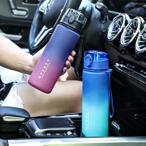 Botella de agua deportiva de plástico degradado con correa portátil y tapa para fitness.