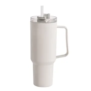 Großer isolierter Becher mit Henkel und Strohhalm, ideal für Reisen, Auto und tägliche Nutzung.