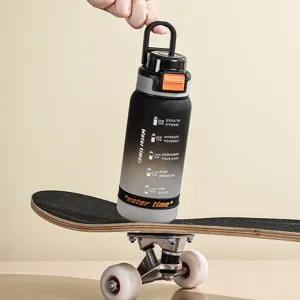 Grande bouteille d'eau de sport dégradée avec des repères temporels et une sangle pour le fitness.