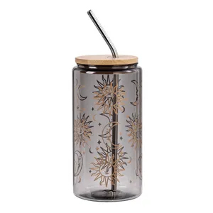 Glasbecher mit Bambusdeckel und Strohhalm, schicke Kaffeebecher mit Sonnen- und Mondmuster.