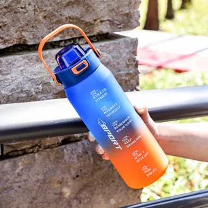 Grote capaciteit sport waterfles gradient plastic outdoor draagbare drinkbeker cup.