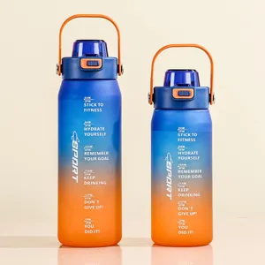 Grote capaciteit verloop sport waterfles met tijdmarkering plastic fitnessbeker buiten.