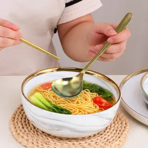 Ensemble de cuillère à soupe et baguettes coréennes en pur titane avec finition dorée maison.
