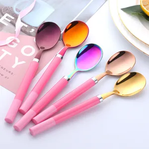 Cuillères colorées en acier inoxydable 304 avec poignées roses, idéales pour les desserts.