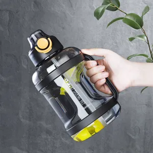 Vista dettagliata della grande borraccia sportiva da 1500ml con cannuccia e manico.