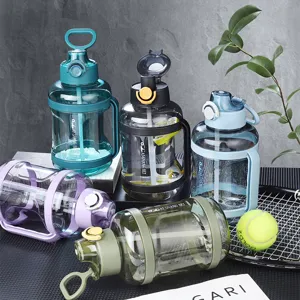 Grande bottiglia d'acqua sportiva in plastica con cannuccia e manico, dettaglio borraccia fitness.