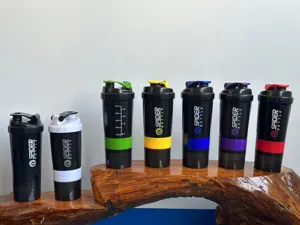 Detailansicht mehrfarbiger Fitness-Shaker-Becher mit Skala und praktischem Mehrschichtdesign