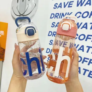 Tragbare Kunststoff-Wasserflasche mit Filter, lebensmittelechter Becher für den Sommer.