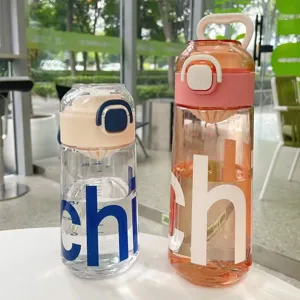 Detailaufnahme von transparenten Plastik-Wasserflaschen mit süßen Buchstaben und Skala.