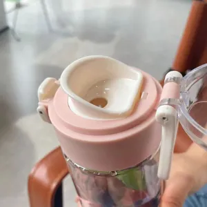 Detailansicht des tragbaren Kunststoff-Wasserflaschendeckels, rosa-weißes Design, klar.