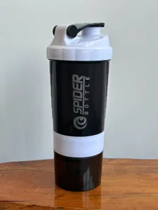 Detailansicht des schwarz-weißen Kunststoff-Protein-Shaker-Bechers mit Klappverschluss.