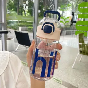 Transparente Kunststoff-Wasserflasche mit Filter und schickem Buchstaben-Druck für den Sommer.