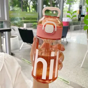 Tragbare Kunststoff-Wasserflasche mit Teesieb und rosa Deckel, ideal für den Sommer.