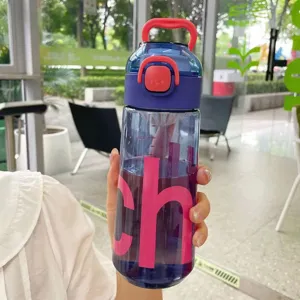 Tragbare Kunststoff-Trinkwasserflasche mit Strohhalm und Griff für Sommer im Freien.