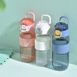 Draagbare plastic sportwaterfles met antislip handvat en deksel voor buiten fitness.