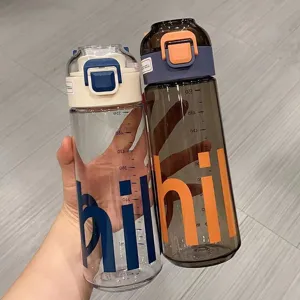Tragbare Kunststoff-Wasserflasche mit Skala und ausdichter Deckel fur den taglichen Gebrauch.