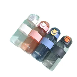 Kunststof sport waterfles met antislip gripband en deksel voor buiten fitness gebruik.