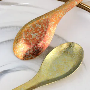 Cuchara de sopa china de fondo plano de titanio puro, vajilla colorida de cristal de hielo casera.