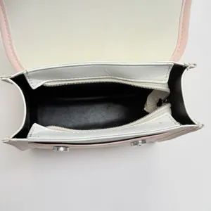 Elegante vista interna dello zaino rosa e bianco con tasche con zip sicure e struttura ordinata.