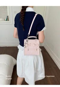 Zaino mini rosa chic con fiocco da donna, borsa in ecopelle elegante e pratica per uso quotidiano.