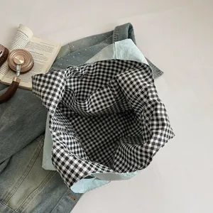 Gros plan detaille dun sac cabas de loisirs avec doublure a carreaux noir et blanc.